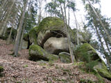 Riesige Felsbrocken sumen den Aufstieg zur Burgruine ...