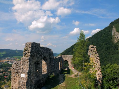 Hinter den Ruinen der Burg Scharnstein öffnet sich die atemberaubende Aussicht ins Traunviertel hinein ...