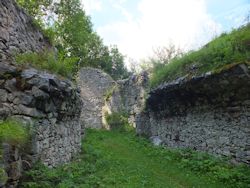 ... wie diese Eindrcke aus der Vorburg dem ueren und dem inneren Burghof zeigen.