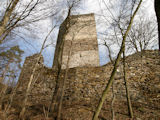 Schreitet man die Längsseite der Burg entlang, offenbart sich die fünfeckige Form des großen Turmes, ... 