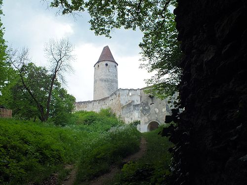 Der Ausblick vom einstmals äußerstem Tor über die sogenannte Turnierwiese auf den mächtigen, aus dem 14. Jahrhundert stammenden Bergfried