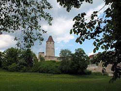 Aber auch der Blick auf die Burg ber die sogenannte Turnierwiese, ...