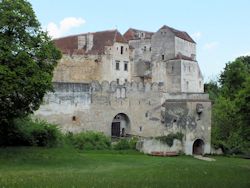 ... auf Torturm und 'Neues Schloss' - das ja eigentlich den ltesten Burgkern birgt.