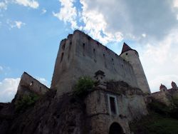 ... der alten Burg - der eigentlich neueren, im 14. Jahrhundert errichteten gotischen Teilanlage - begrenzt wird.