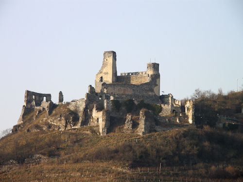 Auf einem Hügel über Senftenberg gelegen, präsentiert sich die mächtige Burganlage mit ihren zwei charakteristischen Türmen im Lichte der späten Nachmittagssonne ...