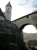 Am Fuße des Burgberges liegt die Wehrkirche, die einst über einen ummauerten Wehrgang mit der Festung verbunden war.