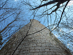 Vom einst mächtigen Turm blieb nach den Beschädigungen von 1945 nur noch ein Zahn, ...