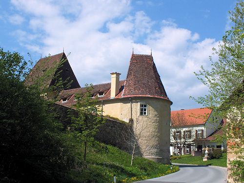 Die ehemalige Vorburg von Thalberg begnet dem Anreisenden im kleinen Schlag doch recht unerwartet ... 