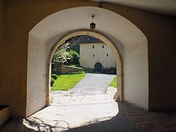 Der Alptraum eines jeden Burgenbesuchers - nmlich vor verschlossenem Tor zu stehen - widerfuhr uns hier glcklicherweise nicht, ... 