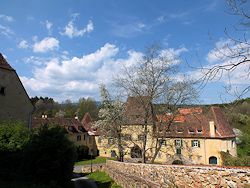 ... das im Aufstieg zur oberen Burganlage unter dem freundlichen Aprilhimmel sogar noch an Reiz gewinnen konnte.