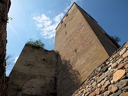 Apropops Wehrhaftigkeit: 24 beeindruckende Meter strebt der Bergfried in die Hhe!