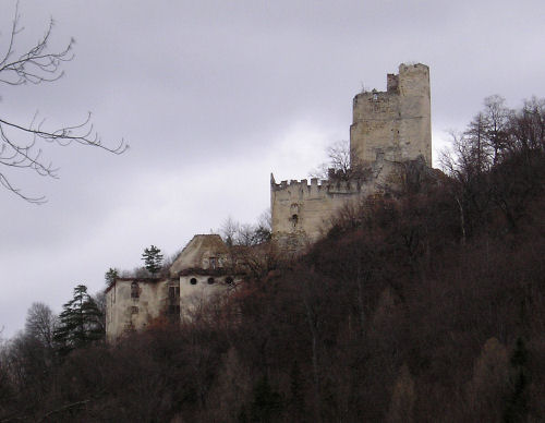 Die Burg von Thernberg - einzigartig in Österreich durch ihre Positionierung in Hangschräglage