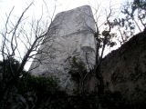 ... und einige Minuten und Höhenmeter später den beeindruckend, mächtigen Bergfried-Palas.