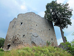 ... ehe man zuerst den aufflligen, sehr gut erhaltenen Batterieturm (um 1500) erreicht.