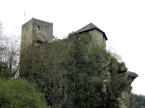 Auf einem Felsen ber der Donau thront Burg Werfenstein, einst Teil eines Befestigungssystems, welches den Zweck hatte, den Schiffsverkehr auf dem Fluss zu kontrollieren.