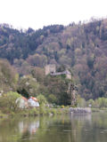 Von Grein kommend, ist die Burg in ihrer malerischen Lage ber der Ortschaft St. Nikola  kaum zu bersehen.