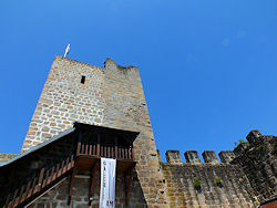 ... von wo aus eine Treppe ind den strahlend blauen Himmel und vor den - natrlich! - abgesperrten Zugang zum Bergfried fhrt.