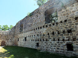 ... ist dann die mächtige, in weiten Teilen wiedererrichtete Buckelquadermauer zu bestaunen, die wohl einst einen Teil des Palas bildete.