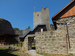 ... und der Rckblick auf den Turm offenbart noch einmal deutlich Originalgestein und restaurierte bzw. ergnzte Abschnitte.