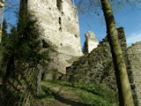 Beim Abschreiten der Burg an ihren Außenseiten finden sich romantische Nischen und Winkel ... 