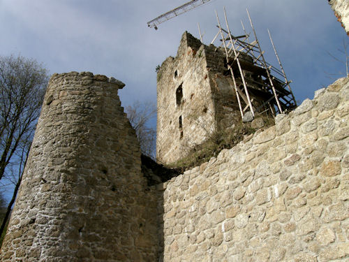 Die Burgruine von Windhaag - eingerüstet und kranüberragt.