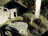 Ein Blick auf den sonnigen Burghof - vom Zugang zum Bergfried aus gesehen ...