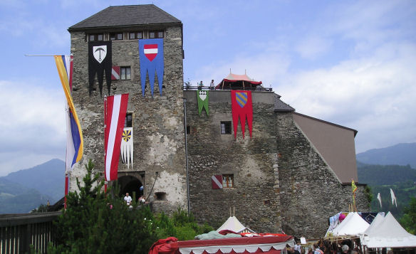 Burg Oberkapfenberg im Festtagsgewande