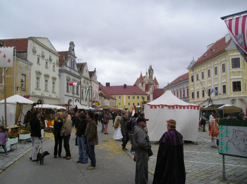 Am Vormittag ist der Wirbel am Stadtplatz noch nicht zu gro ...