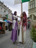 Manch schlanke und hochgewachsene Maid tummelt sich am Marktplatz ... 