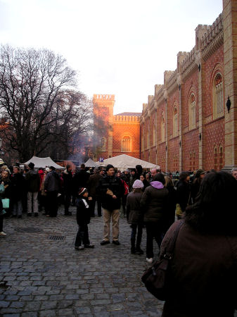 Der mittelalterliche Adventmarkt vor dem Heeresgeschichtlichen Museum