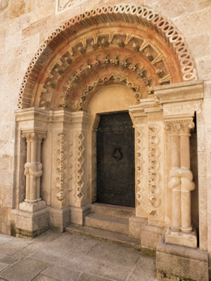 Das beeindruckend schöne - wenn auch nicht gänzlich originalgetreu restaurierte - Portal des Karners von St. Othmar, um 1200