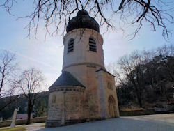 Die romanische Pantaleonskapelle - seit 1346 als Karner bezeichnet - mit barockem Aufsatz.
