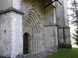 ... begegnen uns auf dem Weg zur westlichen Stirnseite der Kirche, ...