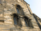 ... mit ihren, die Heilige Dreifaltigkeit symbolisierenden, noch ganz romanischen, Fenstern der Westfassade.