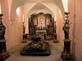 ... sowie die barock und passend morbid ausgestattete Totenkapelle.