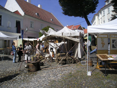 Mittelalterliches Volk am Hohen Markt ...
