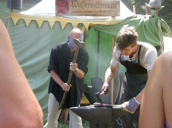 Beim Waffenschmieden sind Muskeln gefragt, ...