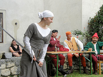 Am Kirchenplatz begeistern die harten Kerle und die zarten Maiden von Dreynschlag.