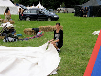 Auch das ist schon Tradition: Manchenortens herrscht Ratlosigkeit beim Aufstellen der Zelte ...