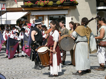 Die Musiker postieren sich ebenso ...