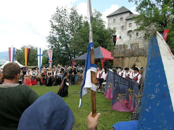 ... die der Eröffnung des Festes durch die Burghexe beiwohnen.