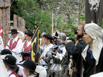 Der Turnierplatz vor der Burg wird fast zu klein, um alle Teilnehmer aufzunehmen, ... 