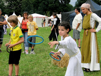 Stets ein Anziehungspunkt fr Besucher: Das Lager von Slde und re. Sei es nun beim Geschicklichkeitsspiel mit Ringen und Hufeisen ...