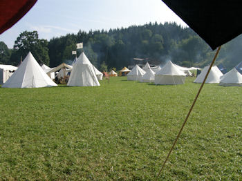 Doch pnktlich zu Festbeginn und Aufmarsch reisst der Nebel auf und einem rauschendem Festsonntag steht somit nichts mehr im Wege.