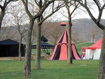 ... die unter anderem auch mit grozgig bemessenen Lagerplatz fr jeder der anwesenden Gruppen punkten konnte!