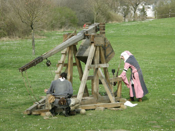 Whrend anderswo sogar die Weiber schuften mssen, um den Trebuchet scharf zu machen ...