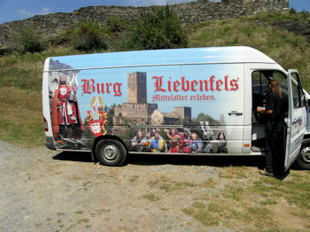 Bereits der Anblick von Horsts dezent bemaltem Transporter lässt ahnen, welch Spektakel den Besucher auf der Burgruine erwartet ...