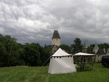 Dunkle Wolken am Himmel ber Burg und Festgelnde verhieen nichts Gutes  bei unserer Ankunft ... 