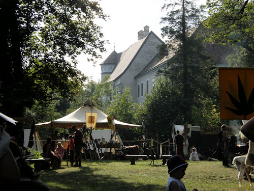 Der wunderschne Park vor dem Schloss bildet das stimmige Areal zum Gaudium.