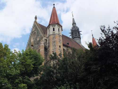 Auf einer erhöhten Hanglage thront die spätgotische Pfarrkirche Mariae Himmelfahrt über Mariasdorf